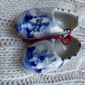 Pair miniature Dutch clogs Delft blue/white hand-painted windmill/floral motif